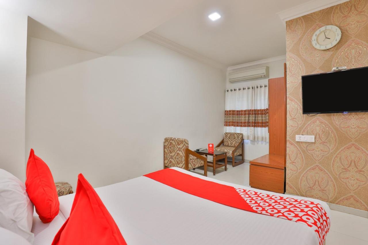 Oyo 2351 Hotel Golden Plaza Ahmadabad Zewnętrze zdjęcie