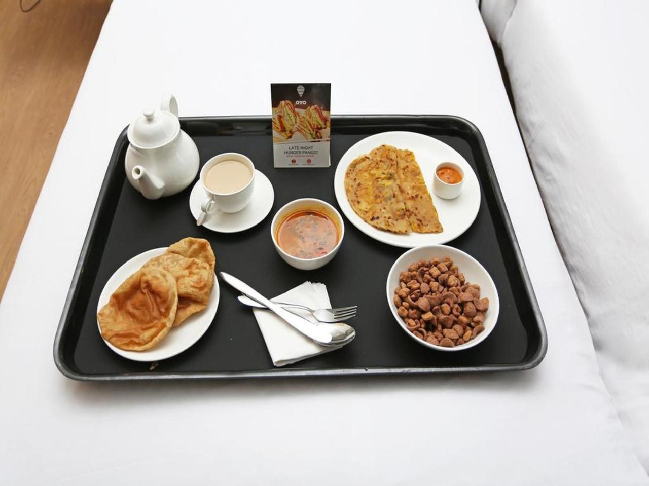 Oyo 2351 Hotel Golden Plaza Ahmadabad Zewnętrze zdjęcie