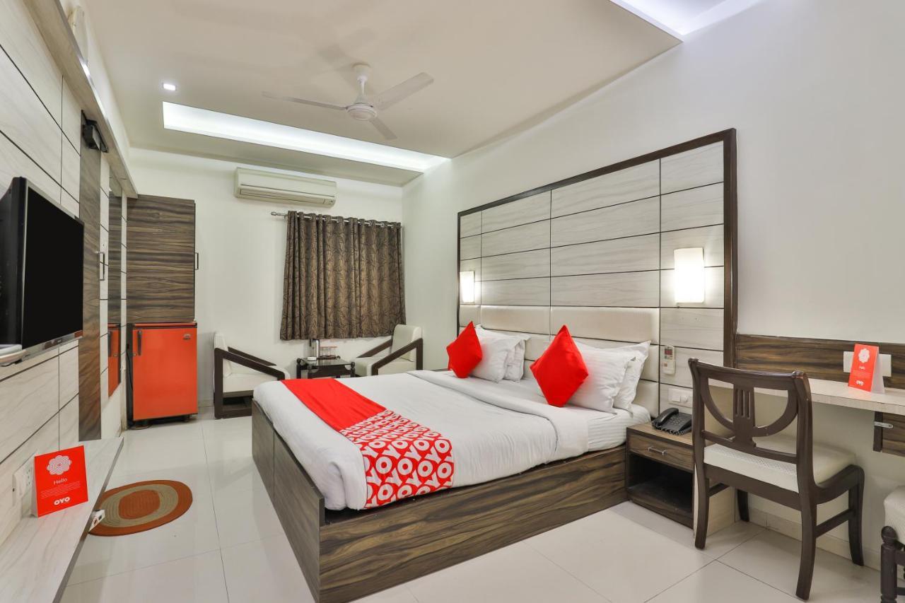 Oyo 2351 Hotel Golden Plaza Ahmadabad Zewnętrze zdjęcie