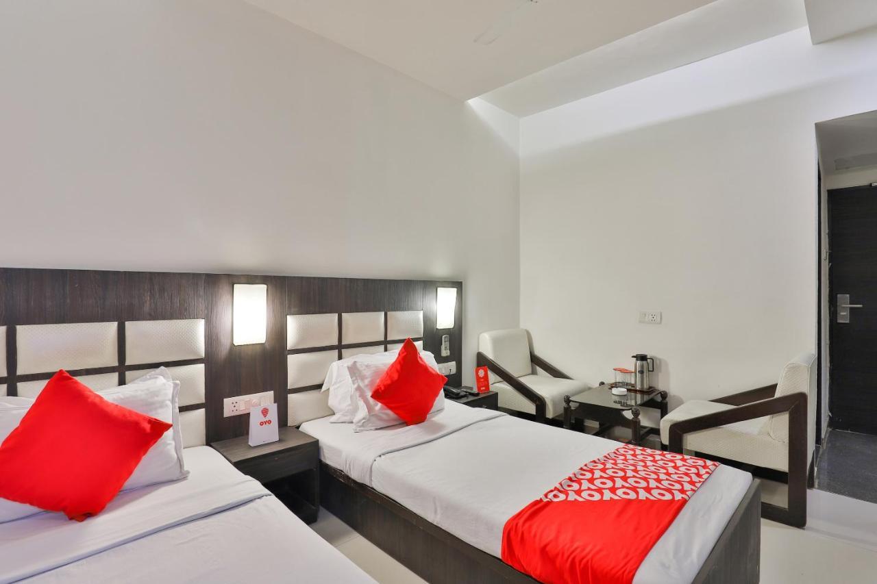 Oyo 2351 Hotel Golden Plaza Ahmadabad Zewnętrze zdjęcie
