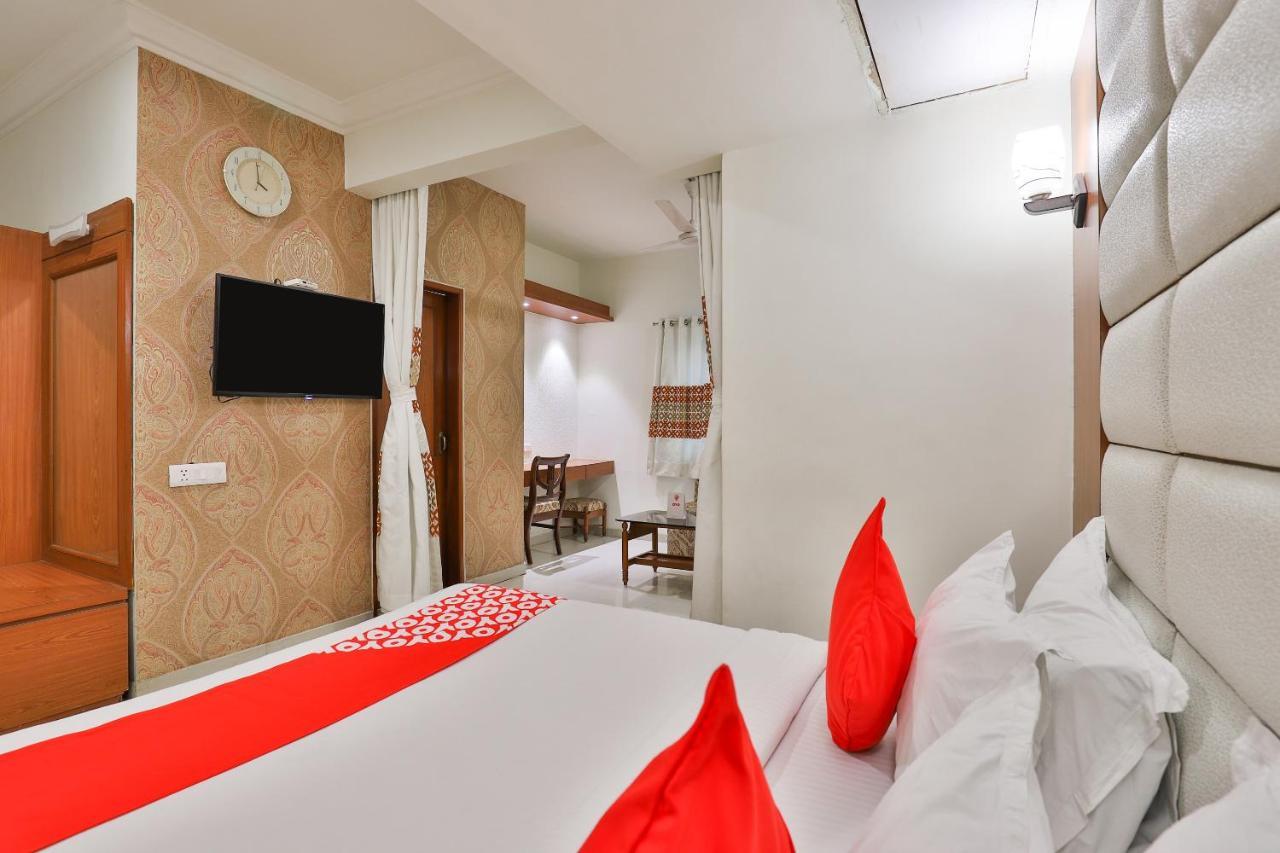 Oyo 2351 Hotel Golden Plaza Ahmadabad Zewnętrze zdjęcie