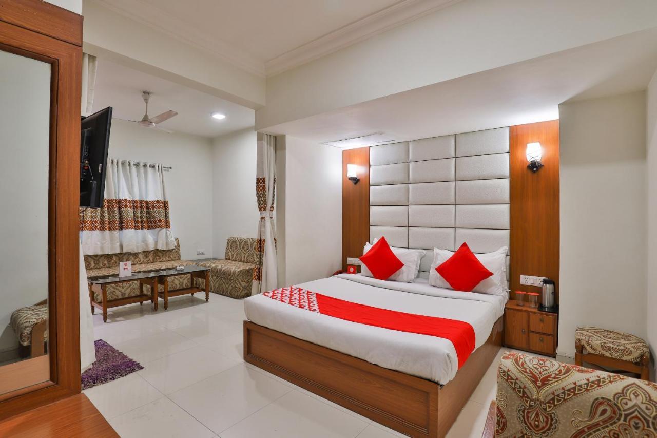 Oyo 2351 Hotel Golden Plaza Ahmadabad Zewnętrze zdjęcie