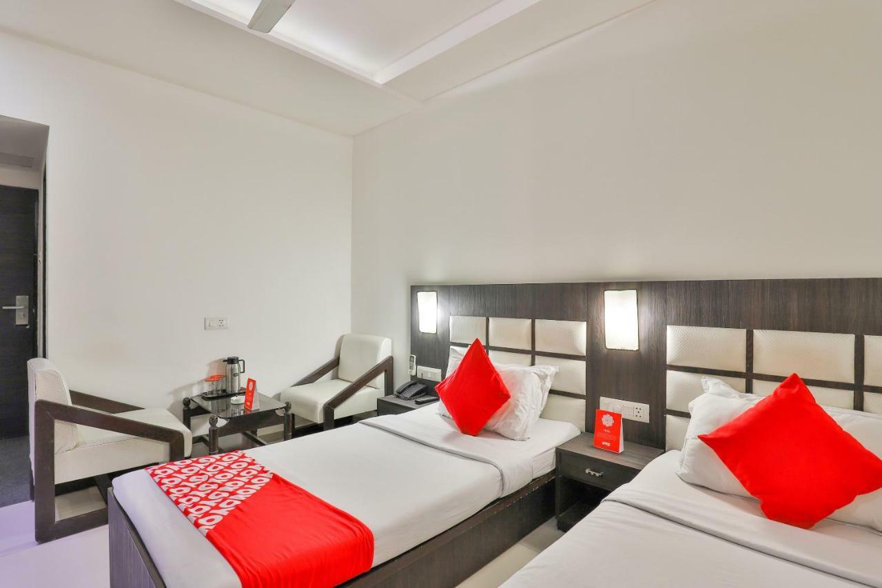 Oyo 2351 Hotel Golden Plaza Ahmadabad Zewnętrze zdjęcie