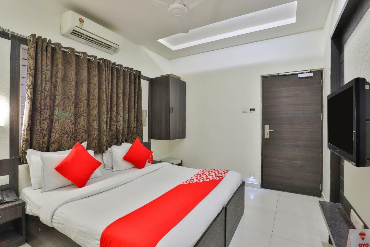 Oyo 2351 Hotel Golden Plaza Ahmadabad Zewnętrze zdjęcie