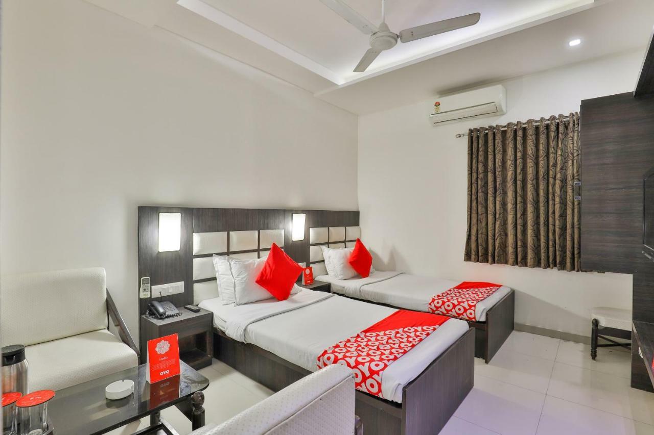 Oyo 2351 Hotel Golden Plaza Ahmadabad Zewnętrze zdjęcie